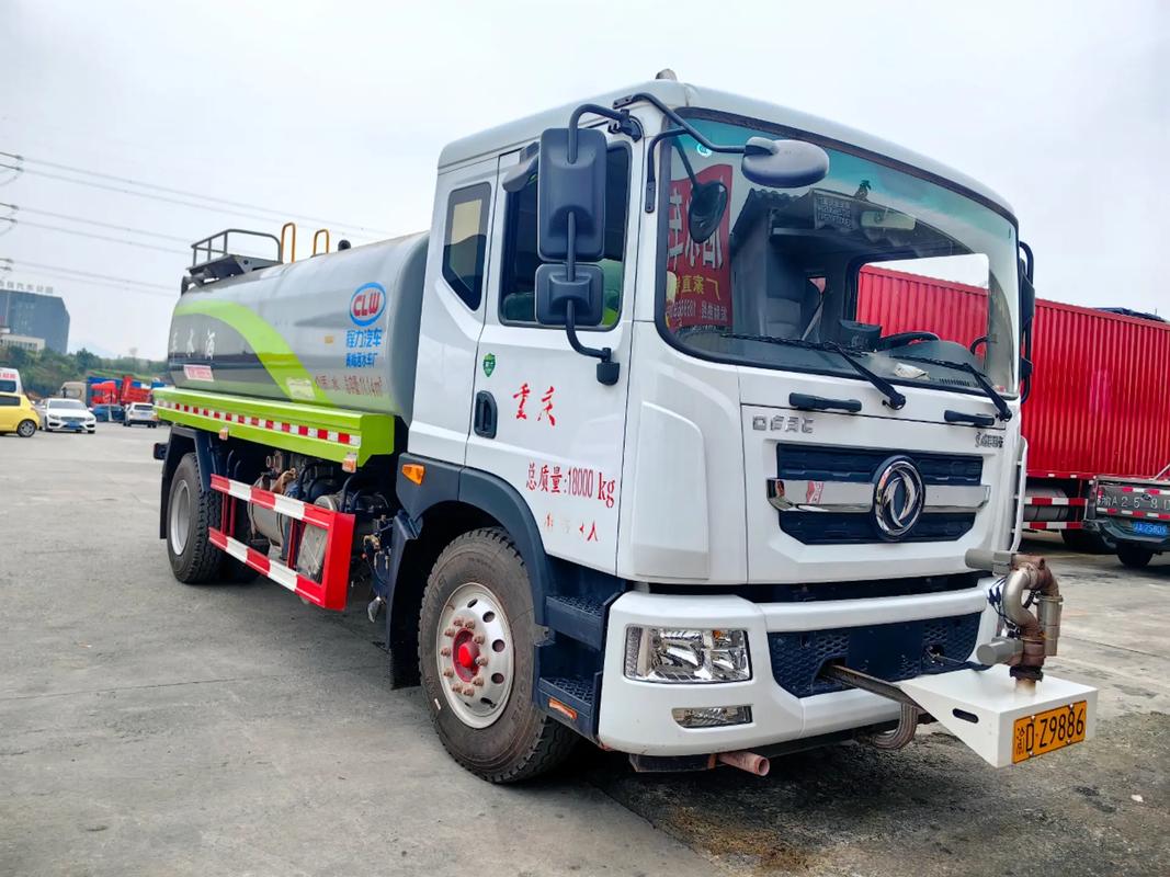 環(huán)衛(wèi)車廠家在園林綠化工程中的關(guān)鍵角色 灑水車與專用車的專業(yè)應(yīng)用